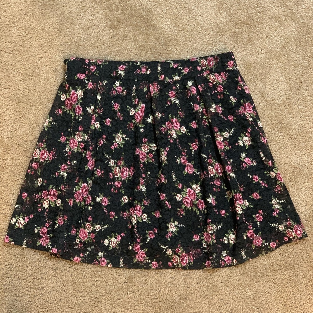Soprano floral lace skirt